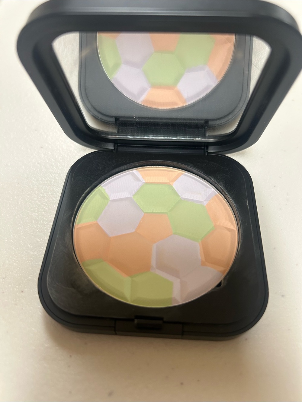 Laura Geller Filter Finish Neutralizing Setting Powder - Picture 7 of 7